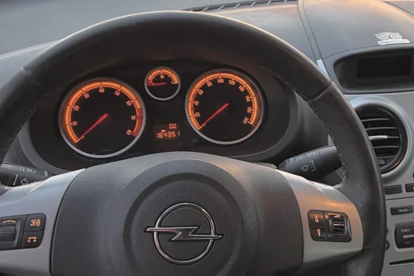 Auto in Vendita a Kavaja, Opel, 2011 gasoline-gas,Kambio Manual Pagamento 3,200  Euro.