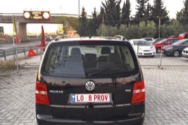 Makina ne shitje ne Kavaje, Volkswagen, 2007 Diesel,Kambio Manual Pagesa 3,200  Euro.