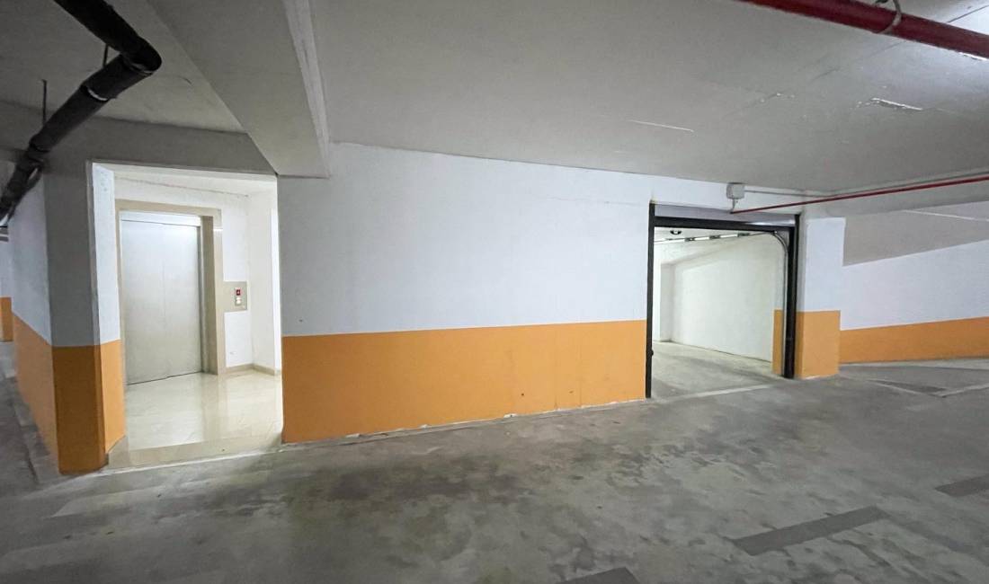 Garazh per shitje tek Ministria e Arsimit.