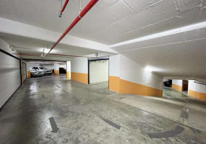 Garazh per shitje tek Ministria e Arsimit.