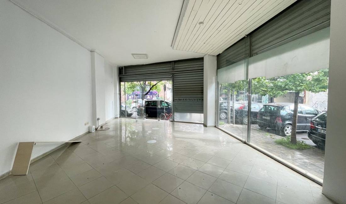 Ambient Biznesi per qira tek Rruga e Barrikadave.