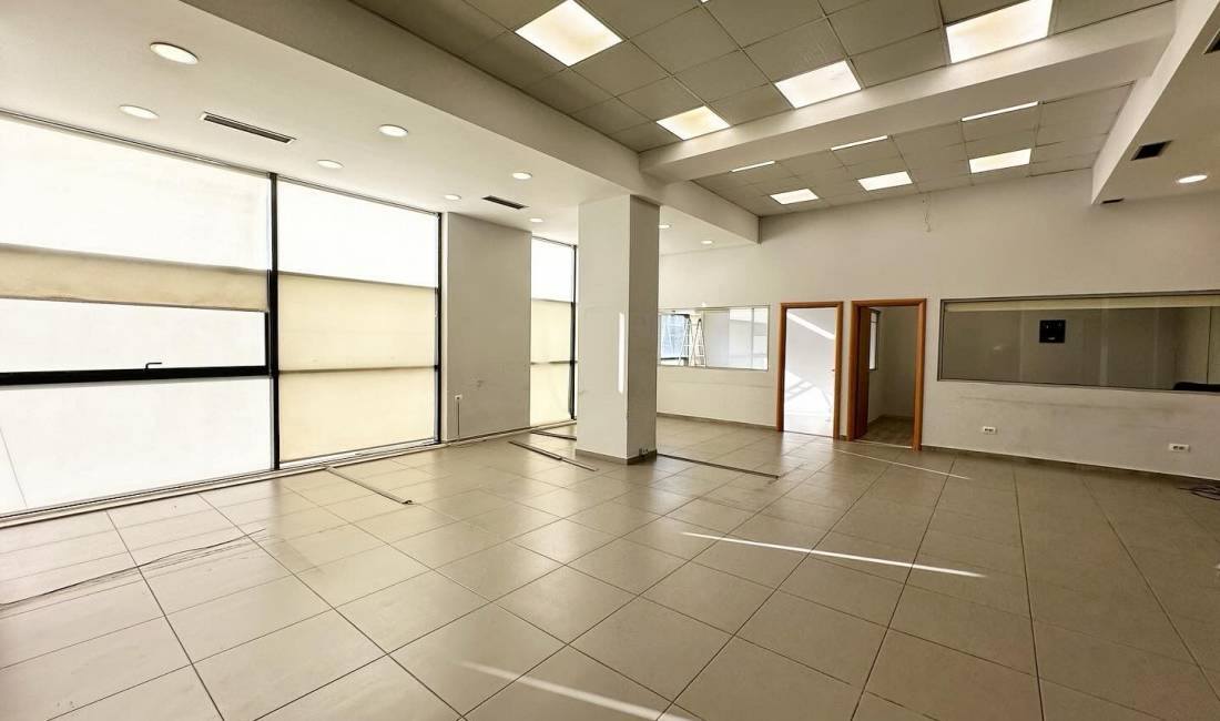 Ambient Biznesi per Qira tek Kristal Center/ Komuna e Parisit.