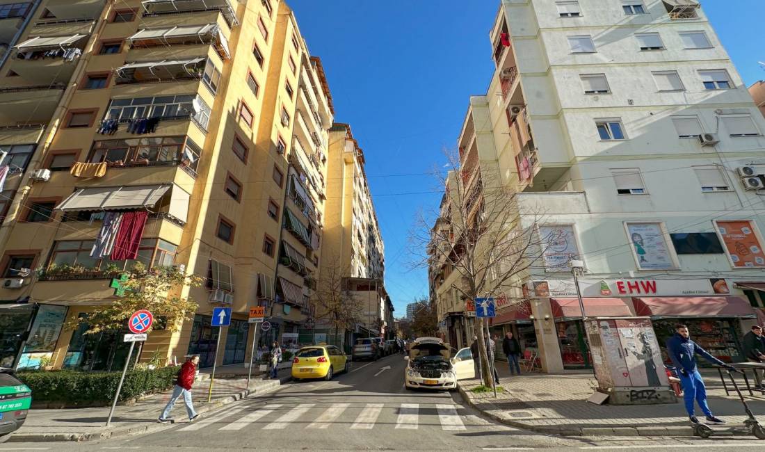 AmbientZyrash per qira prane EHW tek Komuna e Parisit.