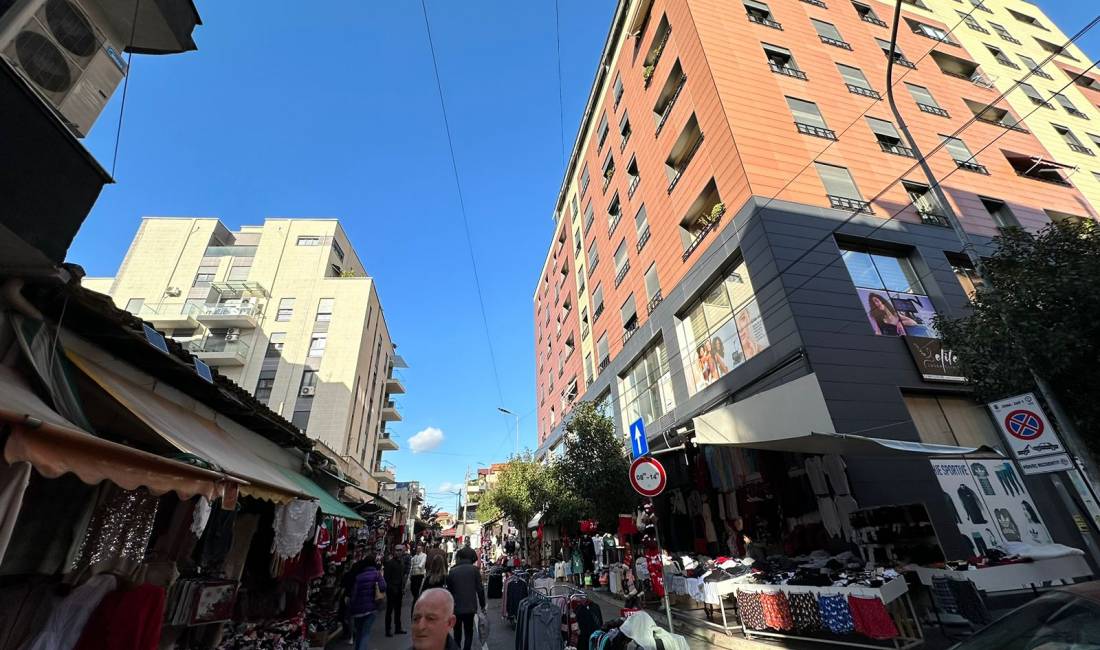 2 Ambiente Biznesi per shitje tek Tregu Cam tek Myslym Shyri