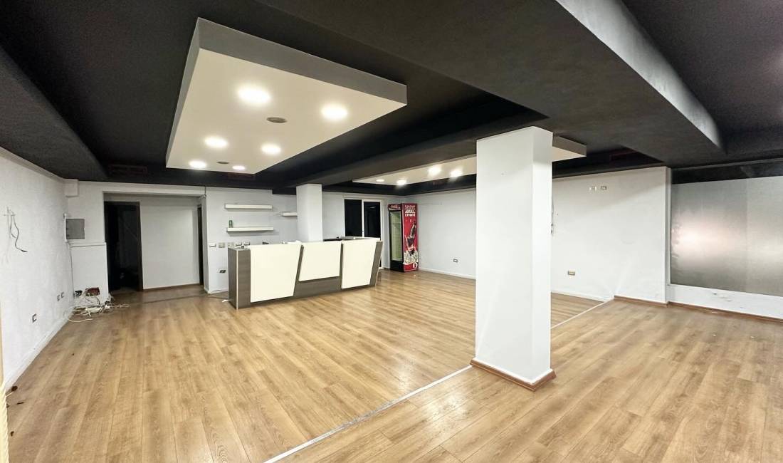 Ambient Biznesi per qira tek Garda e Republikes.