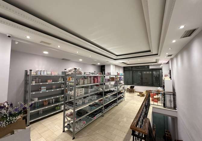 Ambiente Commerciale in Affitto 1+1 a Tirana - 1,100 Euro