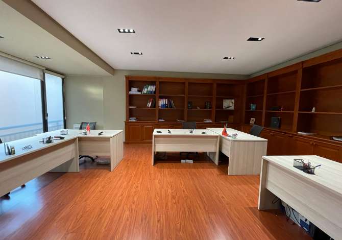 Ambiente Commerciale in Affitto 3+1 a Tirana - 3,000 Euro