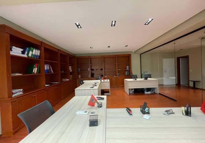 Ambiente Commerciale in Affitto 3+1 a Tirana - 3,000 Euro