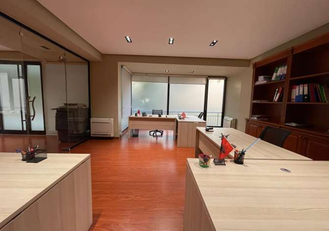 Ambiente Commerciale in Affitto 3+1 a Tirana - 3,000 Euro