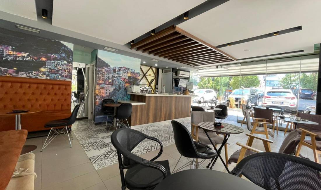 Ambient Biznesi per shitje tek Komuna e Parisit