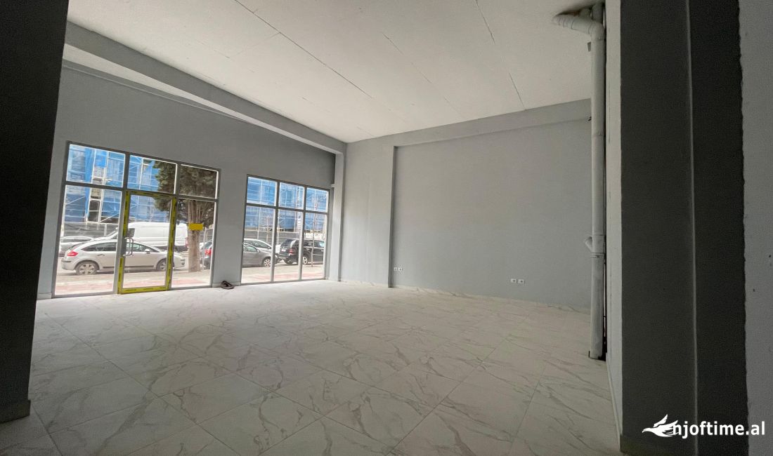 Ambient Biznesi per qira tek Kika 2 tek Komuna e Parisit.