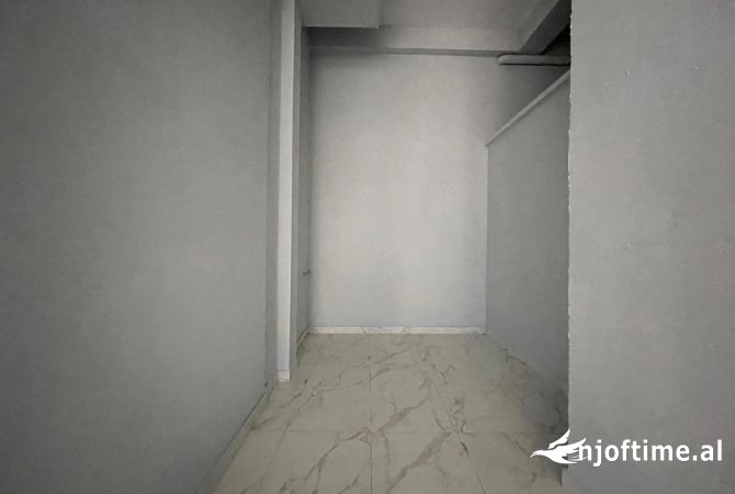 Ambient Biznesi per qira tek Kika 2 tek Komuna e Parisit.