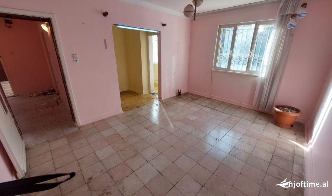 Shtepi ne shitje Apartament ne Tirane, 2+1, Mobilimi Bosh, pa mobiluar, Pagesa 120,000  Euro.