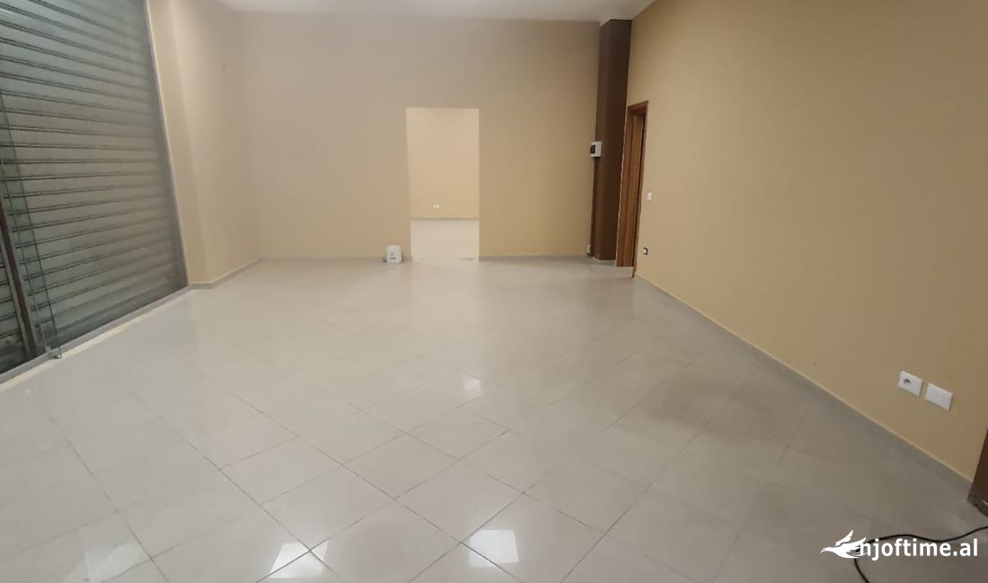 Ambient biznesi per qira ne Rrugen e Barrikadave.