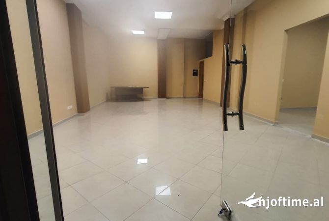 Ambient biznesi per qira ne Rrugen e Barrikadave.