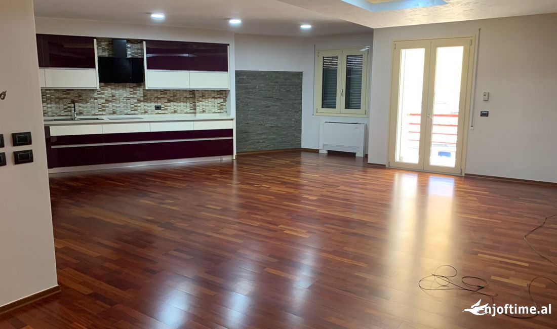 Ambient biznesi+Post parkimi per qira ne Bllok.