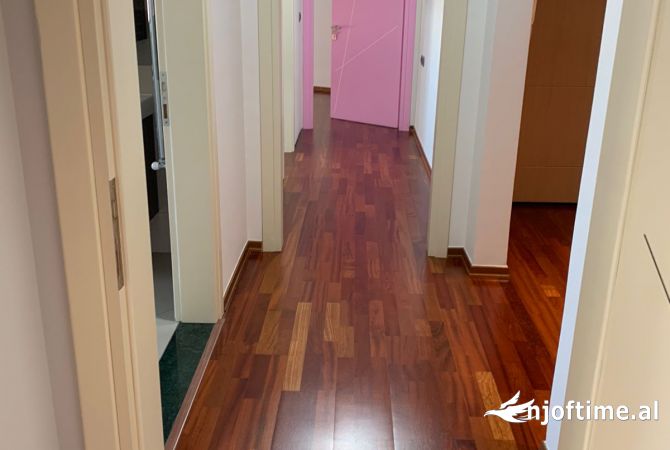 Ambient biznesi+Post parkimi per qira ne Bllok.