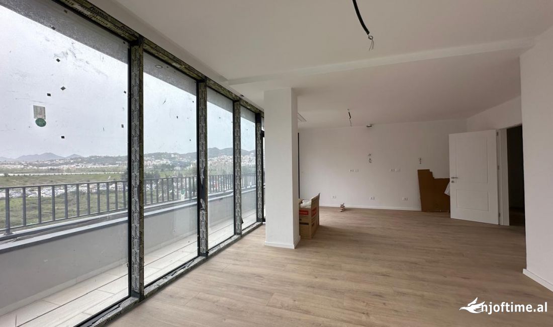 Ambient Zyre 3+1 me qira tek Lake View.