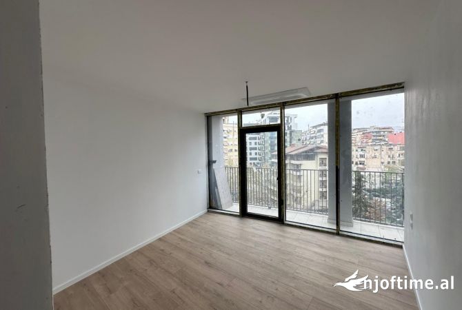 Ambient Zyre 3+1 me qira tek Lake View.