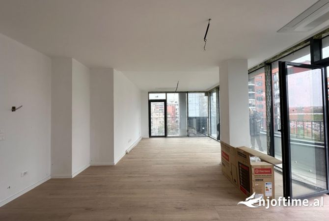 Ambient Zyre 3+1 me qira tek Lake View.