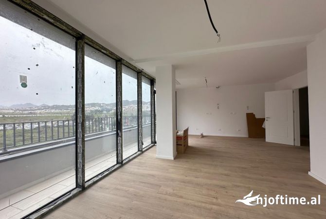 Ambient Zyre 3+1 me qira tek Lake View.