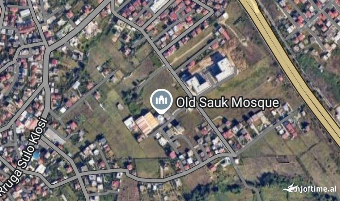 Toke ofrohet per shitje fare prane Xhamise ne Sauk. 