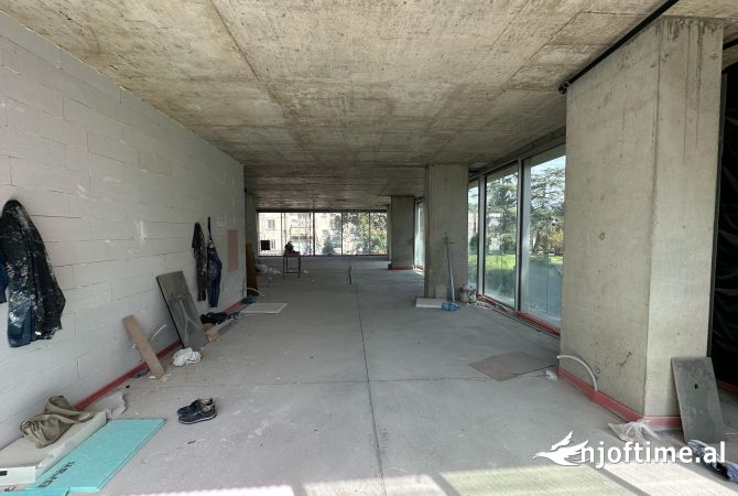 Ambient Biznesi per qira tek Presidenca ne Bllok.