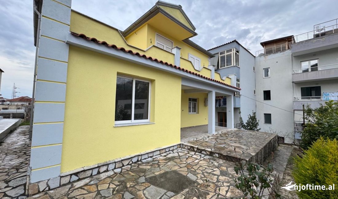 Shtepi ne shitje Vila Luksoze ne Tirane, 4+1, Mobilimi Pjeserisht e mobiluar, Pagesa 290,000  Euro.