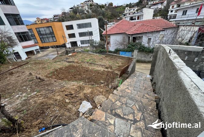 Shtepi ne shitje Vila Luksoze ne Tirane, 4+1, Mobilimi Pjeserisht e mobiluar, Pagesa 290,000  Euro.