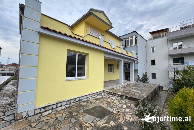 Vile 2-kateshe per shitje ne Selite.