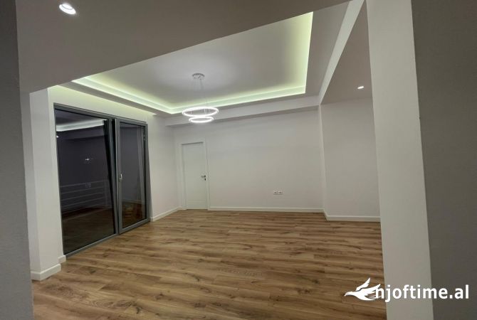 Shtepi ne shitje Apartament ne Tirane, 2+1, Mobilimi Bosh, pa mobiluar, Pagesa 237,000  Euro.