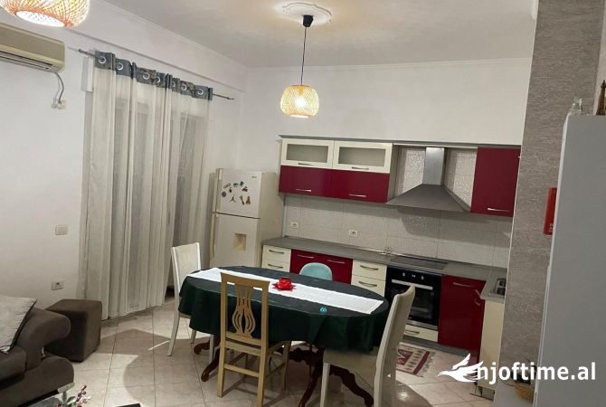 Shtepi me qera Apartament ne Tirane, 2+1, Mobilimi E mobiluar, Pagesa 500  Euro.