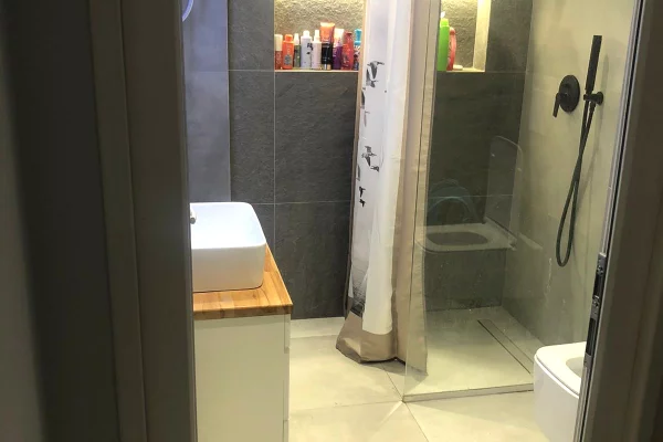 Shtepi me qera Apartament ne Tirane, 2+1, Mobilimi E mobiluar, Pagesa 650  Euro.