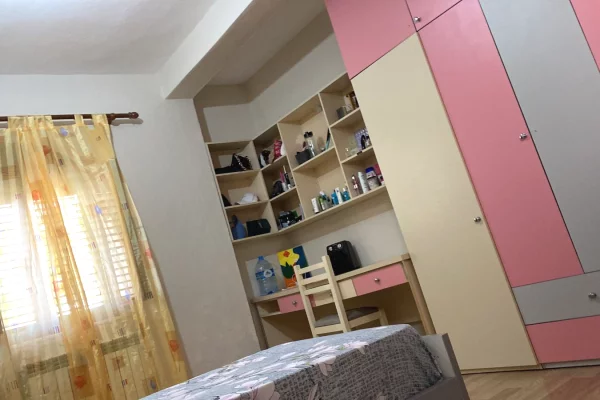 Shtepi me qera Apartament ne Tirane, 2+1, Mobilimi E mobiluar, Pagesa 400  Euro.
