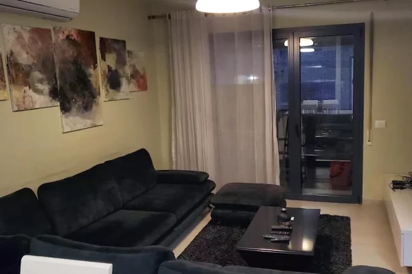 Shtepi me qera Apartament ne Tirane, 2+1, Mobilimi E mobiluar, Pagesa 900  Euro.
