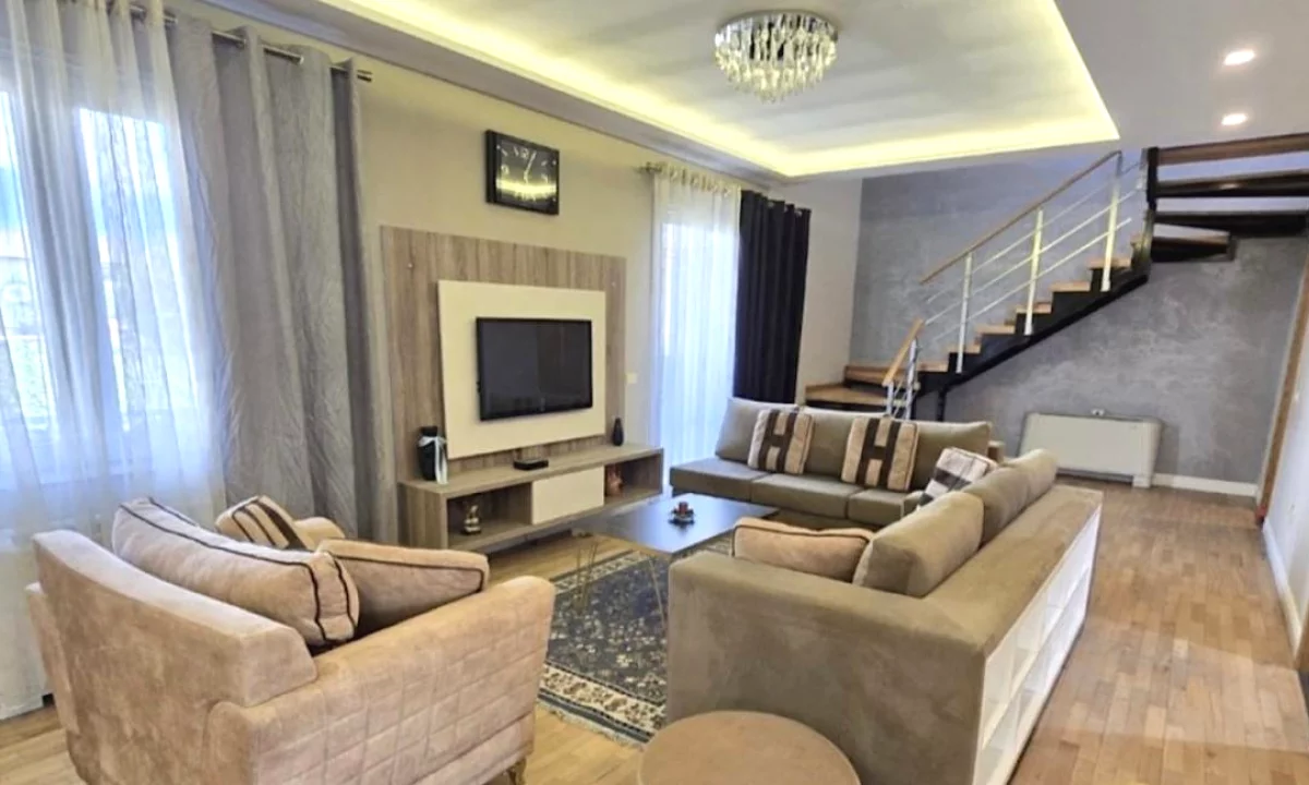 Duplex (casa a 2 piani) in affitto a Tirana 3+1, Arredato
