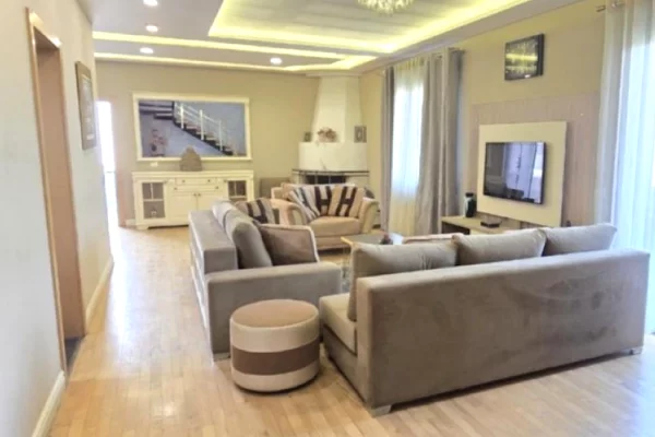 Duplex (casa a 2 piani) in affitto a Tirana 3+1, Arredato