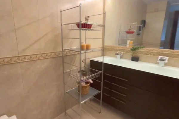 Shtepi me qera Apartament ne Tirane, 2+1, Mobilimi E mobiluar, Pagesa 800  Euro.