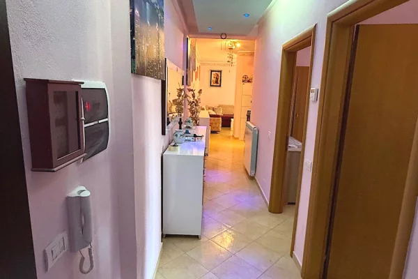 Shtepi ne shitje Apartament ne Vlore, 2+1, Mobilimi E mobiluar, Pagesa 294,000  Euro.
