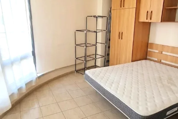 Shtepi ne shitje Apartament ne Tirane, 2+1, Mobilimi Pjeserisht e mobiluar, Pagesa 193,000  Euro.