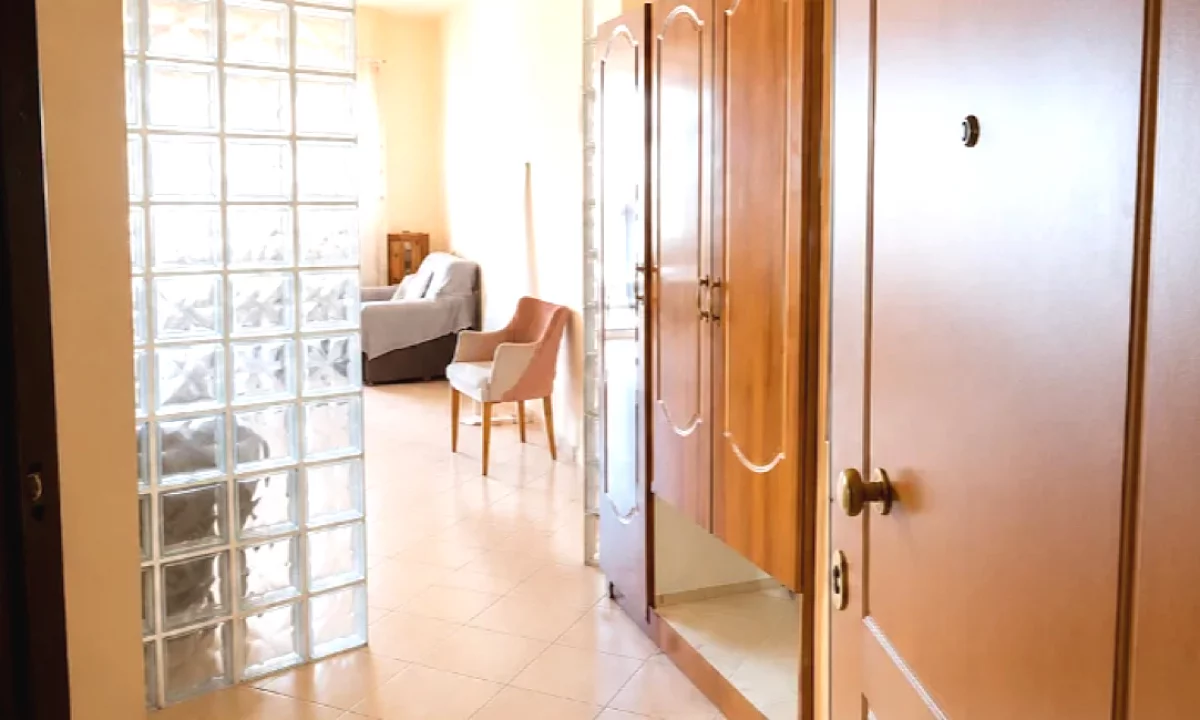 Shtepi ne shitje Apartament ne Tirane, 2+1, Mobilimi Pjeserisht e mobiluar, Pagesa 193,000  Euro.