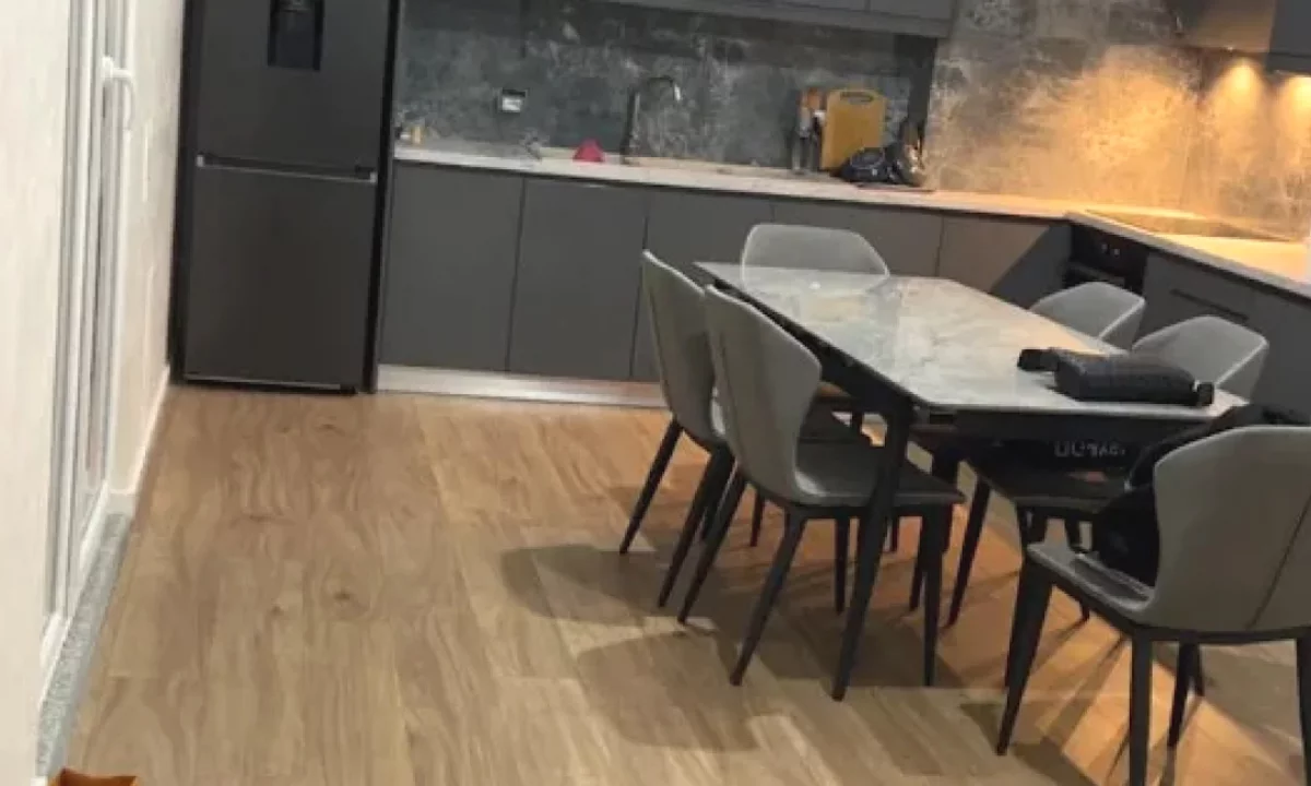 Shtepi ne shitje Apartament ne Tirane, 1+1, Mobilimi E mobiluar, Pagesa 118,500  Euro.