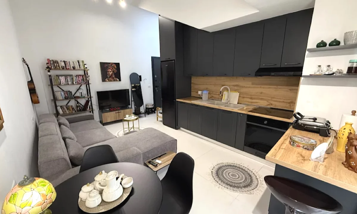 Shtepi ne shitje Apartament ne Tirane, 1+1, Mobilimi E mobiluar, Pagesa 100,000  Euro.