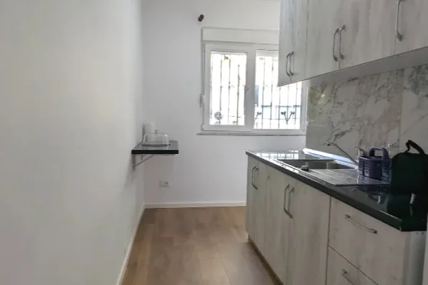 Shtepi ne shitje Apartament ne Tirane, 1+1, Mobilimi E mobiluar, Pagesa 129,000  Euro.