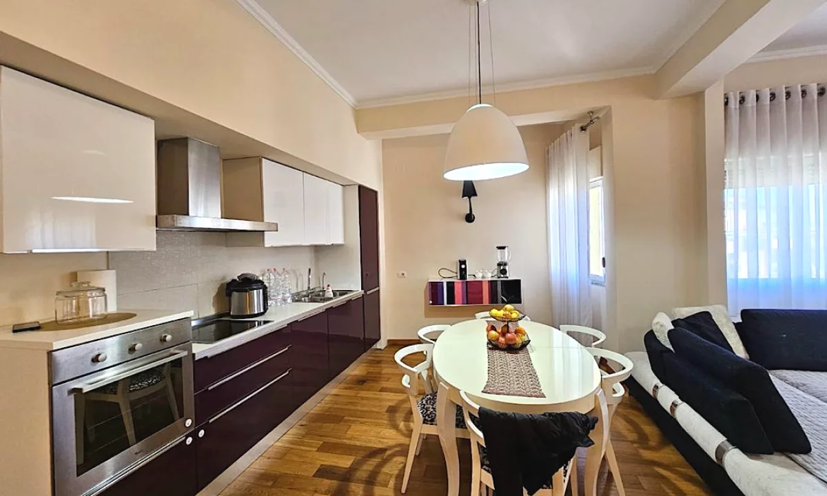 Shtepi ne shitje Apartament ne Tirane, 2+1, Mobilimi E mobiluar, Pagesa 250,000  Euro.