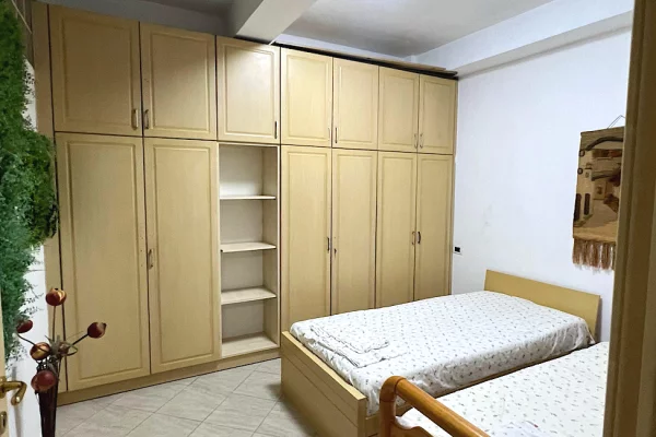Shtepi me qera Apartament ne Tirane, 2+1, Mobilimi E mobiluar, Pagesa 700  Euro.