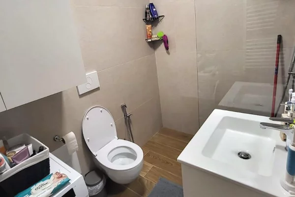 Shtepi ne shitje Apartament ne Tirane, 1+1, Mobilimi E mobiluar, Pagesa 150,000  Euro.