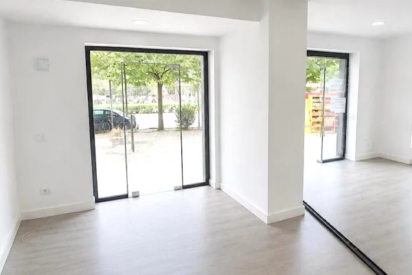 Dyqan/Lokal  me Qera tek 21 Dhjetori (ID RD06) Tirane
