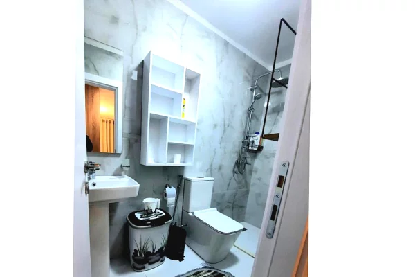 Shtepi ne shitje Apartament ne Tirane, Garsoniere, Mobilimi Pjeserisht e mobiluar, Pagesa 82,000  Euro.