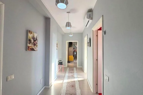 Shtepi ne shitje Apartament ne Tirane, 3+1, Mobilimi E mobiluar, Pagesa 250,000  Euro.